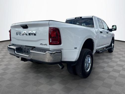 Bright White Clearcoat 2026 RAM 3500 Tradesman Crew Cab 4x4 8' Box