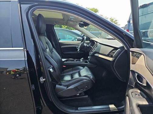 2022 Volvo XC90 Recharge Plug-In Hybrid T8 Inscription 6 Passenger