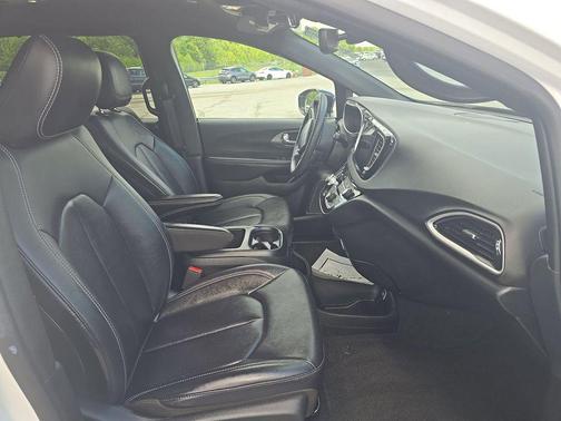 Bright White Clearcoat 2025 Chrysler Pacifica L