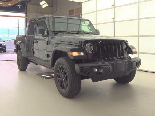 Black Clearcoat 2022 Jeep Gladiator Altitude 4x4