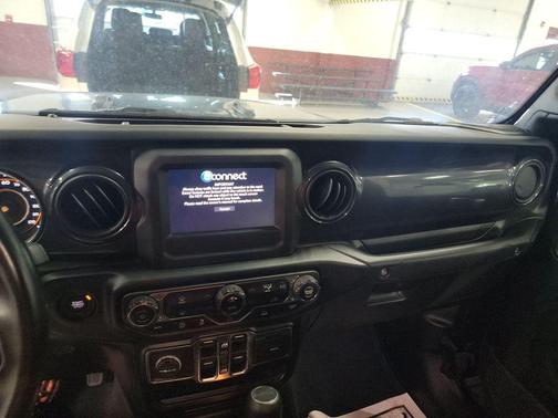 Black Clearcoat 2022 Jeep Gladiator Altitude 4x4