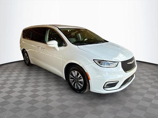2022 Chrysler Pacifica Hybrid Touring L