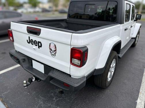 Bright White Clearcoat 2023 Jeep Gladiator Sport S