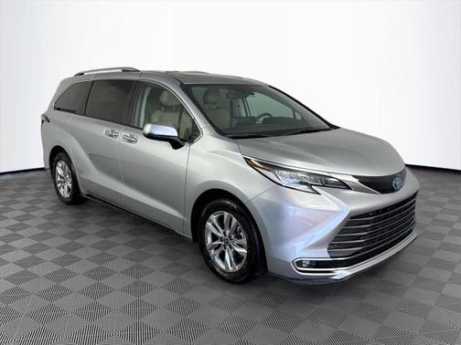 2022 Toyota Sienna Limited 7-Passenger