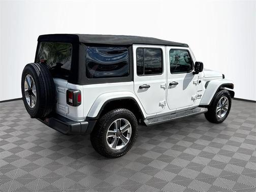 Bright White Clearcoat 2022 Jeep Wrangler Unlimited Sahara