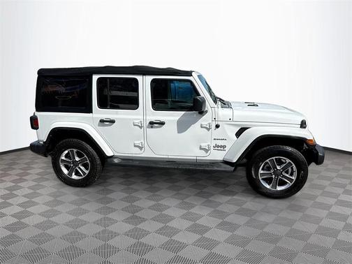 Bright White Clearcoat 2022 Jeep Wrangler Unlimited Sahara