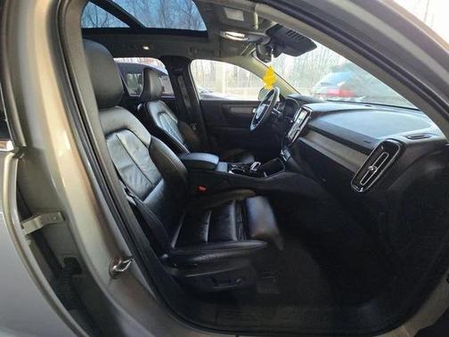 2023 Volvo XC40 B5 Plus Bright Theme