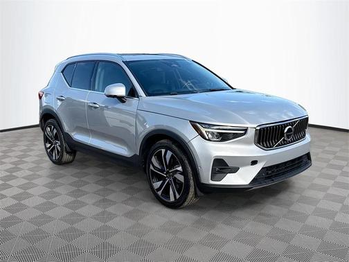 2023 Volvo XC40 B5 Plus Bright Theme