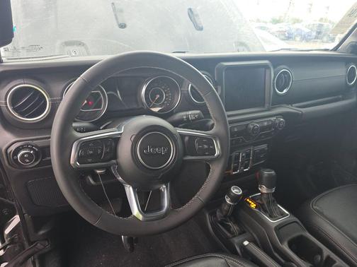 Black Clearcoat 2023 Jeep Gladiator Overland