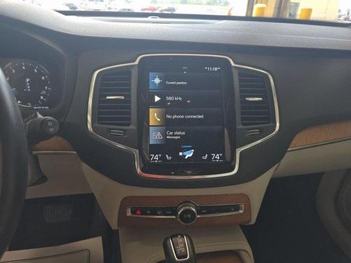 2022 Volvo XC90 T6 Momentum