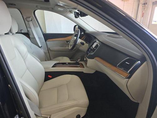 2022 Volvo XC90 T6 Momentum