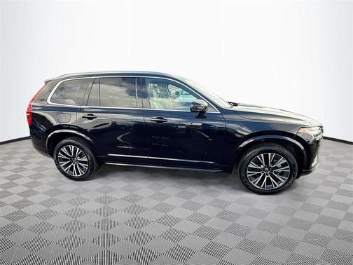 2022 Volvo XC90 T6 Momentum