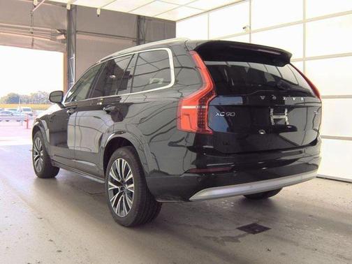2022 Volvo XC90 T6 Momentum