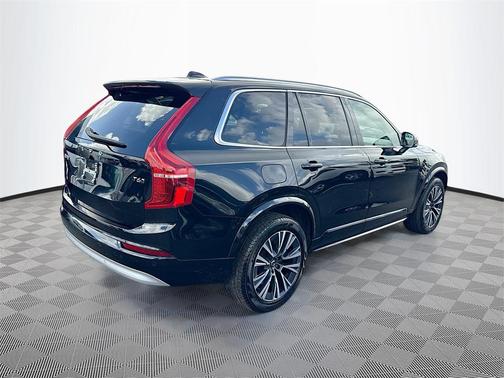 2022 Volvo XC90 T6 Momentum