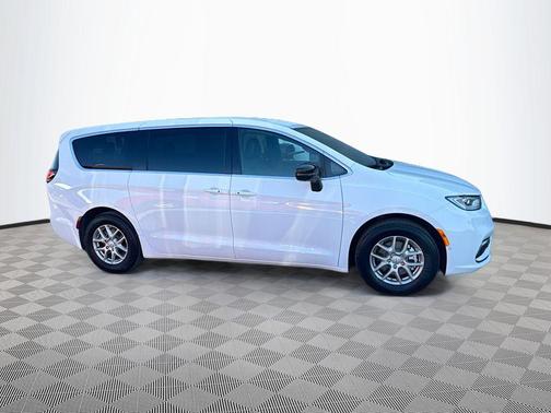 Bright White Clearcoat 2026 Chrysler Pacifica L