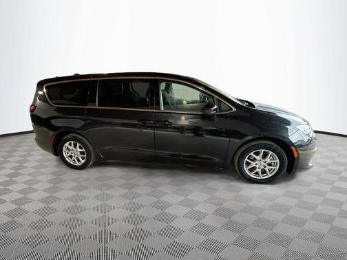 Brilliant Black Crystal Pearlcoat 2023 Chrysler Voyager LX