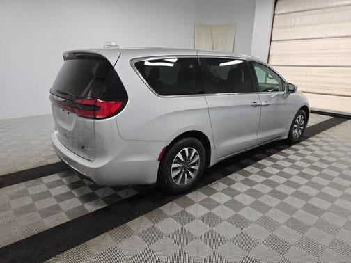 2022 Chrysler Pacifica Hybrid Touring L