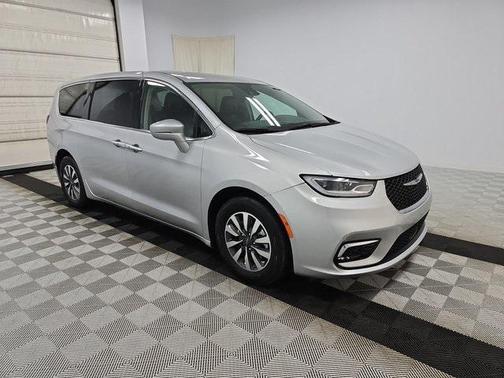 2022 Chrysler Pacifica Hybrid Touring L