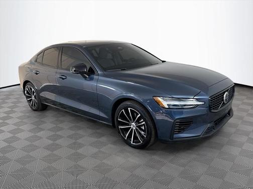 2024 Volvo S60 Recharge Plug-In Hybrid T8 Plus Dark Theme