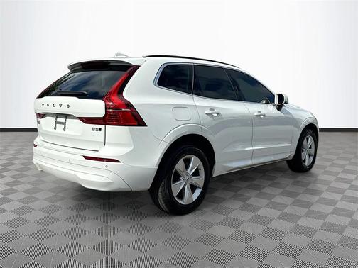 2022 Volvo XC60 B5 Momentum