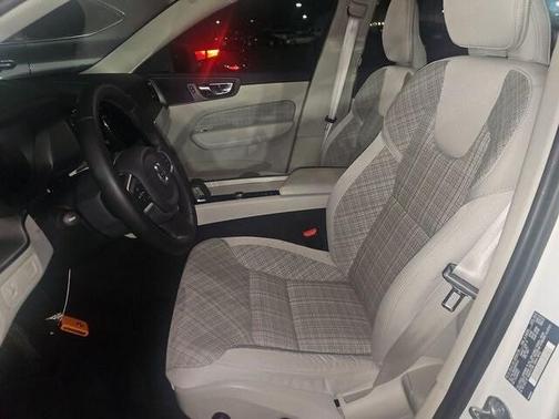 2022 Volvo XC60 B5 Momentum