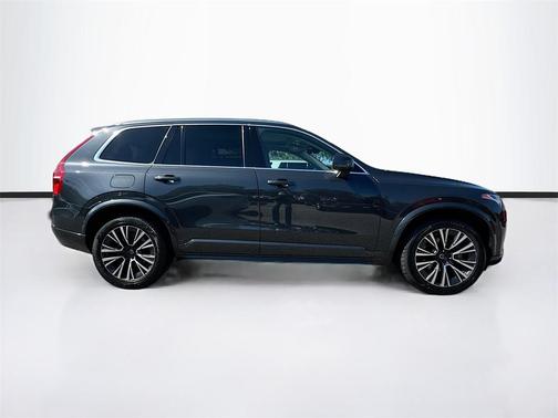 2022 Volvo XC90 T6 Momentum