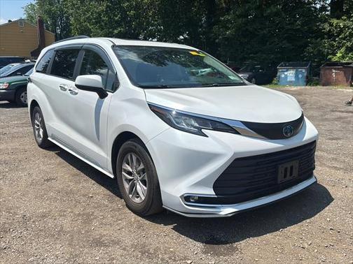 2022 Toyota Sienna XLE 7 Passenger