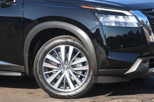 Photo 3 of 30 of 2022 Nissan Pathfinder Platinum