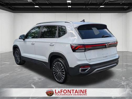 Pure White 2025 Volkswagen Taos 1.5T SE