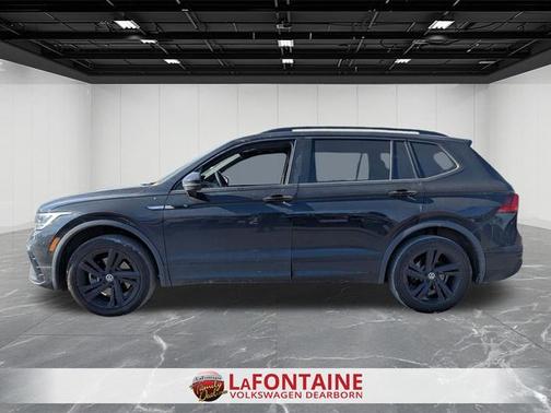 Deep Black Pearl Effect 2024 Volkswagen Tiguan 2.0T SE R-Line Black