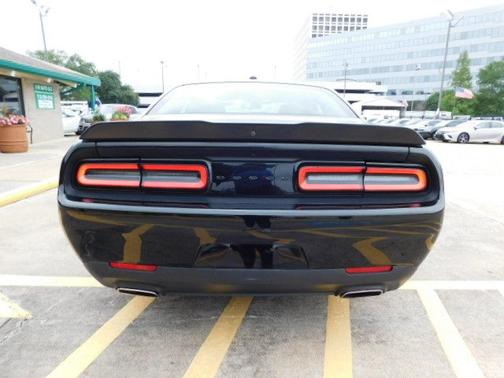 Pitch Black Clearcoat 2022 Dodge Challenger SXT RWD