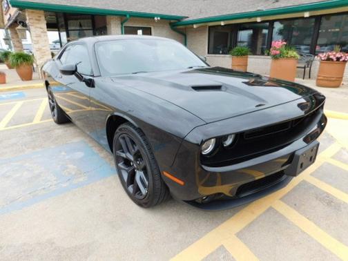 Pitch Black Clearcoat 2022 Dodge Challenger SXT RWD