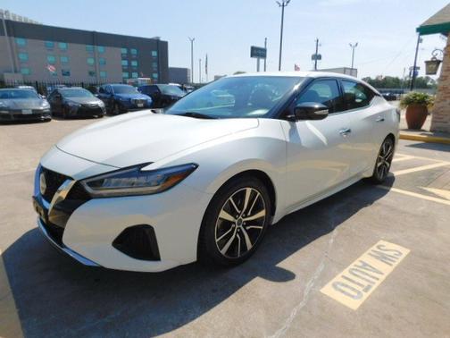 Pearl White Tricoat 2023 Nissan Maxima SV CVT