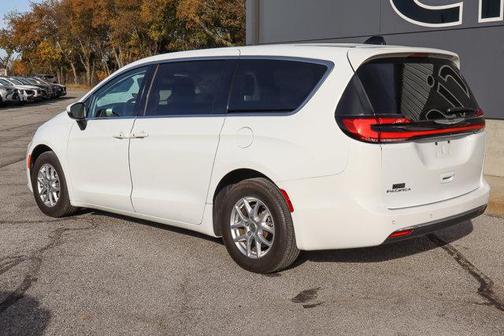 2023 Chrysler Pacifica Touring-L
