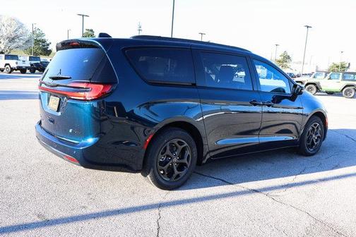 2025 Chrysler Pacifica Hybrid Select