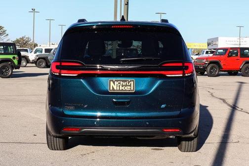 2025 Chrysler Pacifica Hybrid Select