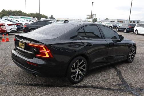 2020 Volvo S60 T6 Momentum