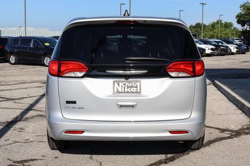 2022 Chrysler Voyager LX