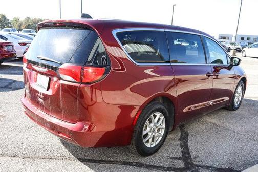 2021 Chrysler Voyager LX