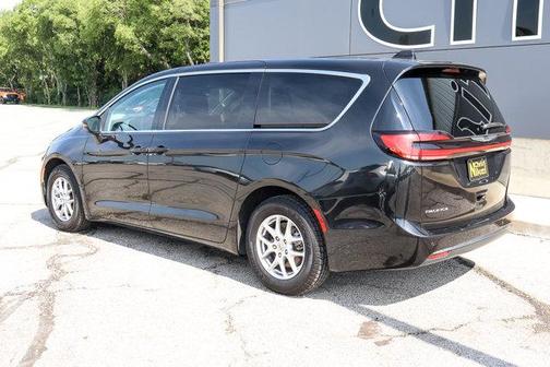2023 Chrysler Pacifica Touring-L