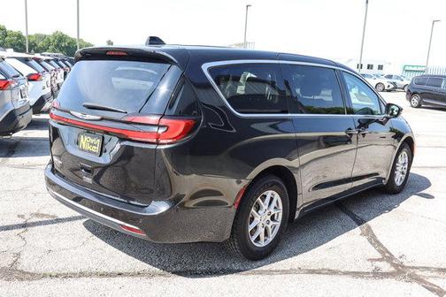 2023 Chrysler Pacifica Touring-L