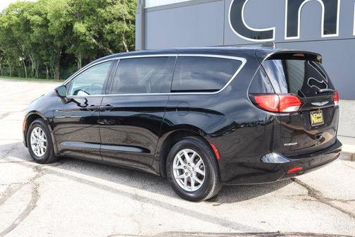 2022 Chrysler Voyager LX