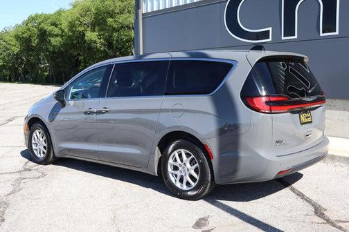 2023 Chrysler Pacifica Touring-L
