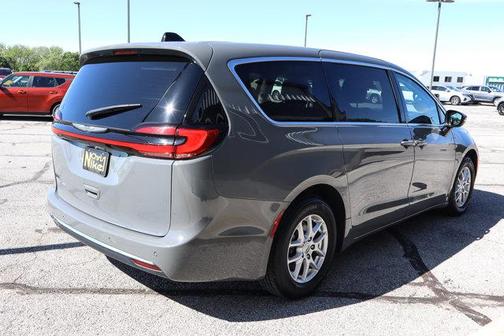 2023 Chrysler Pacifica Touring-L