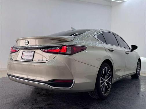 2023 Lexus ES 300h Base