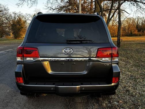 2018 Toyota Land Cruiser Base