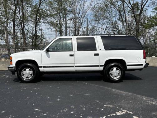 White 1999 Chevrolet Suburban K1500