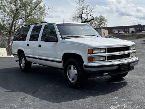 White 1999 Chevrolet Suburban K1500