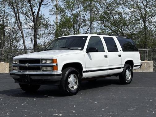 White 1999 Chevrolet Suburban K1500