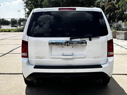 White 2015 Honda Pilot EX